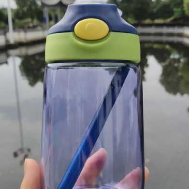 爆款创意礼品儿童吸管水杯小靓仔塑料杯户外运动水壶杯子